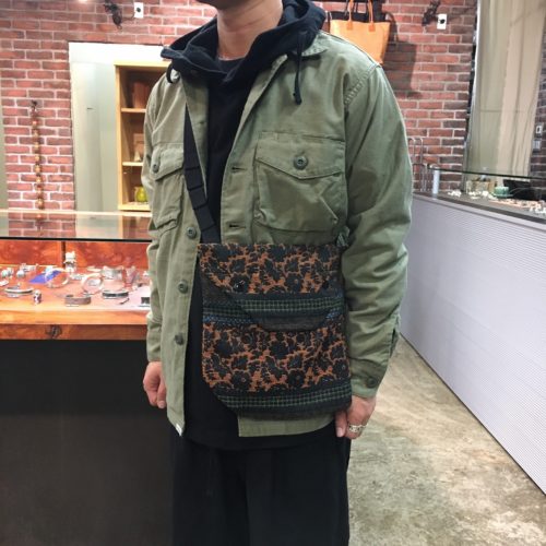 ENGINEERED GARMENTS（エンジニアードガーメンツ）SHOULDER POUCH（ショルダーポーチ）Floral Print 8oz  Denim/Indigo（インディゴ） - タイガース・ブラザース本店オンラインショップ